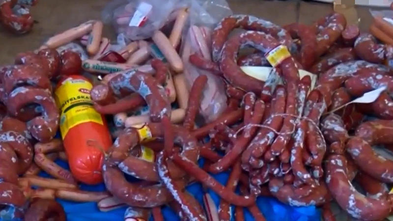 Bu kolbasaları ALMAYIN: insan sağlamlığı üçün zərərli qidalar aşkarlandı