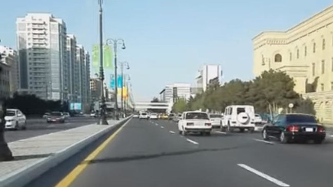 BİABIRÇILIQ ! Bakıda sürücü erməni mahnısına qulaq asıb belə oynadı - VİDEO