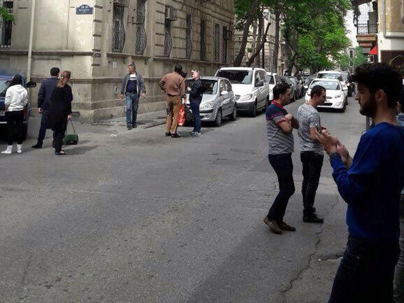 BAKIDA qadın özünü binadan atdı - FOTO