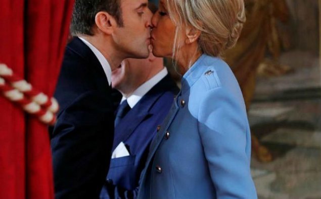 Prezidentin xanımı öpüşü və eleqant geyimi ilə diqqət mərkəzində - FOTOLAR