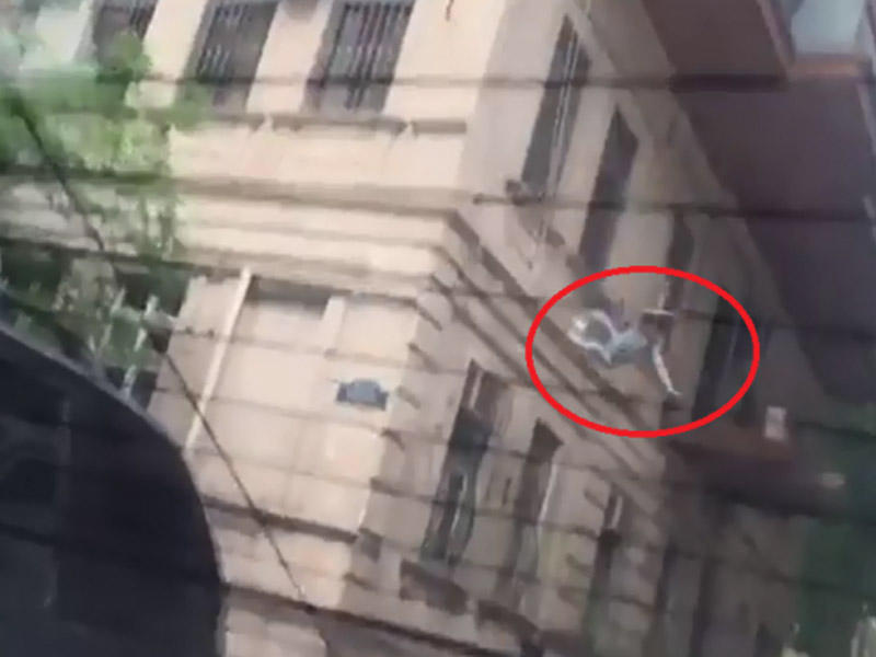 Bakıda özünü binadan atan qadının İNTİHAR ANI - VİDEO