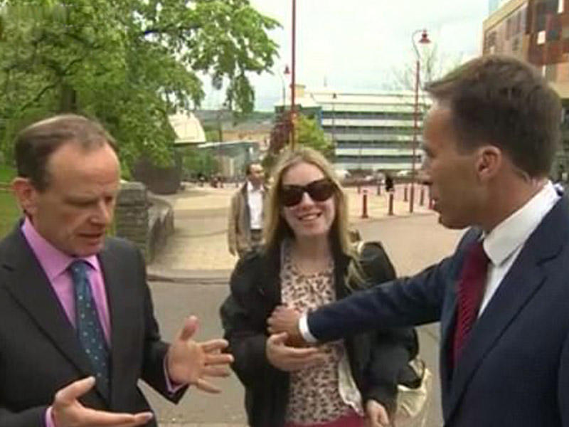 Aparıcı canlı yayımda qadının sinəsinə toxundu, şillələndi - VİDEO