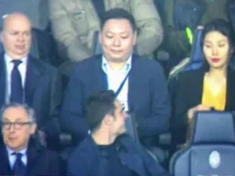 Klub sahibinin arvadından gözünü çəkmədi - VİDEO