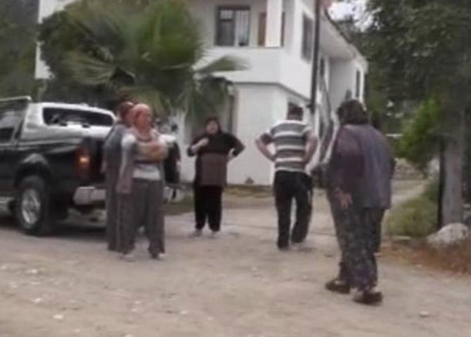 Azyaşlı qız atasına