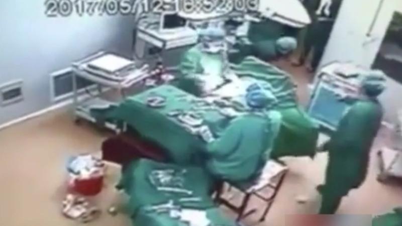 Əməliyyat otağında dava: xəstə isə masada can verir - VİDEO