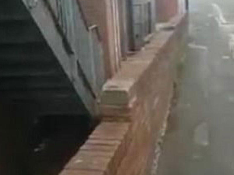 Günorta çağı şəhərin mərkəzində biabırçılıq - Hasarın arxasında qızla oğlanın səsinə getdilər - FOTOLAR