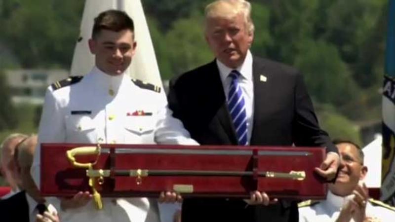 Tramp mikrofonun açıq olduğunu unub elə söz dedi ki... - VİDEO