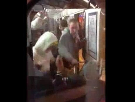 Metroda DƏHŞƏT: Sərnişinlərə hücum edib vəhşicəsinə döydülər - ANBAAN VİDEO