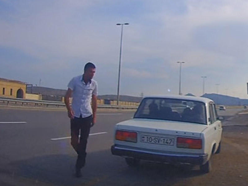 Qayda pozan sürücülər saxlanıldılar - Bu dəfə yol polisi yox, jurnalist tərəfindən - VİDEO