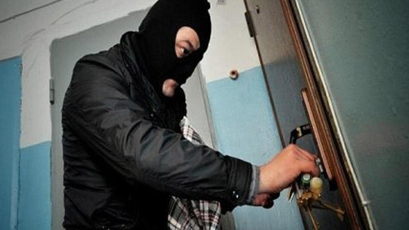 MARAQLI OLAY: Oğurladığı pulları və zinət əşyalarını oğurladılar