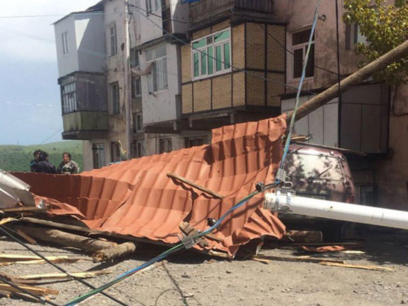 Daşkəsəndə güclü külək: Dağıntı var - FOTOLAR