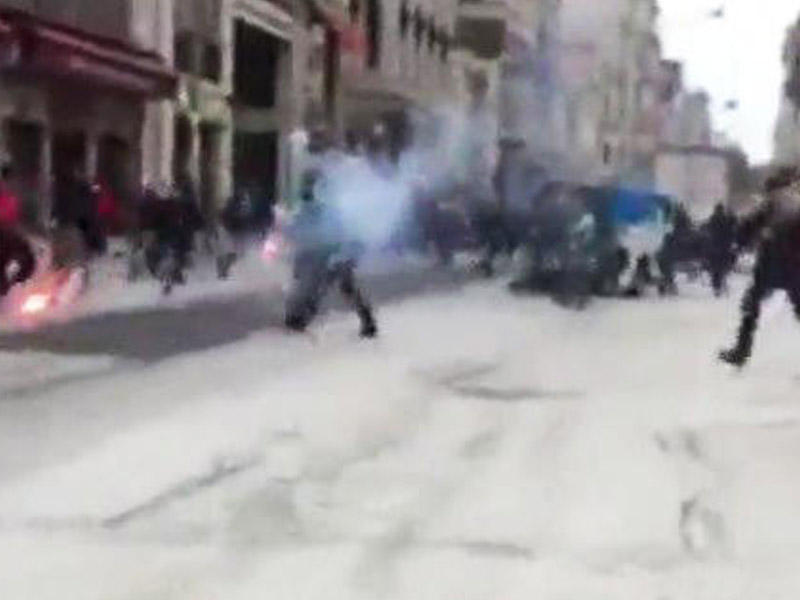 Yunan azarkeşlər Taksimdə dava saldılar: Yaralılar var - VİDEO