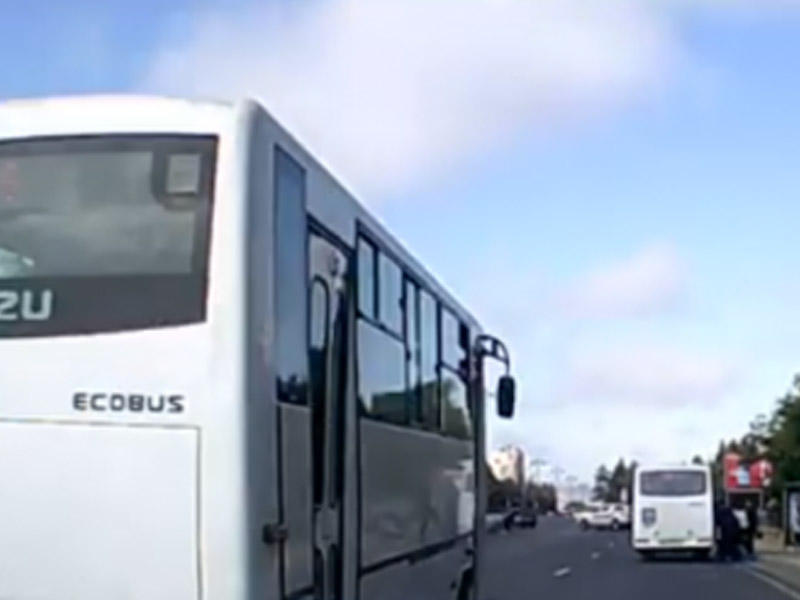Paytaxtda avtobus sürücüsü qırmızı işıqda dayanmadı - VİDEO