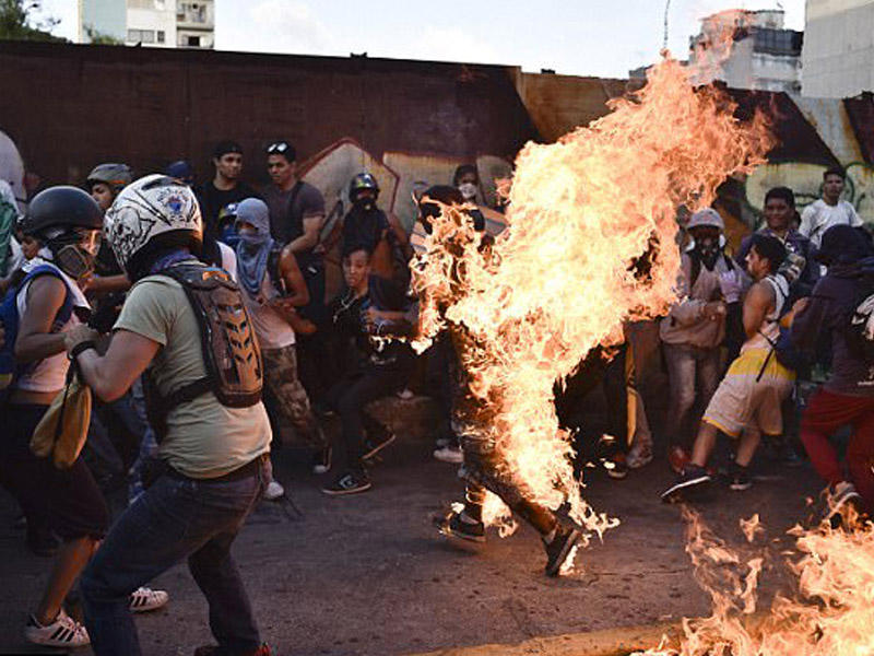 Şok kadrlar: müxalifətin yürüşündə oğrunu diri-diri yandırdılar - VİDEO