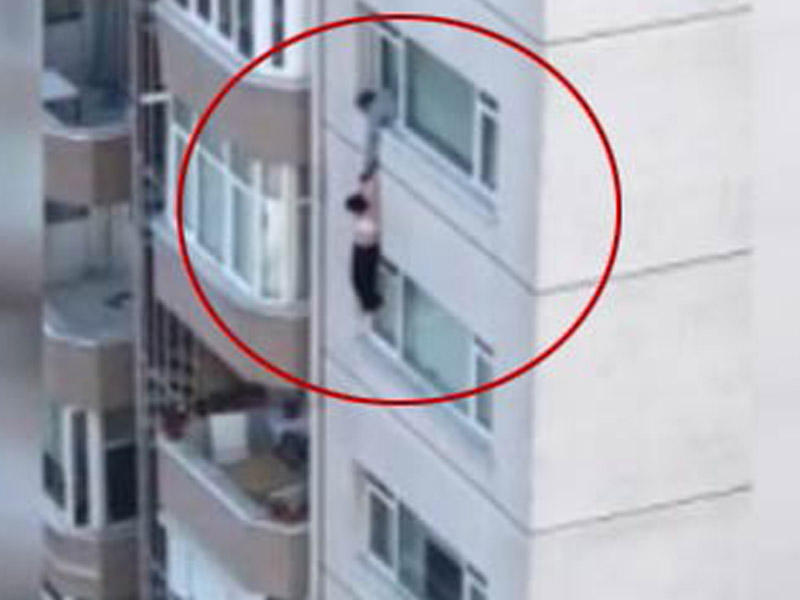 Yarıçılpaq vəziyyətdə özünü 8-ci mərtəbədən atan qadını əri tuta bilmədi - VİDEO -  (+18)