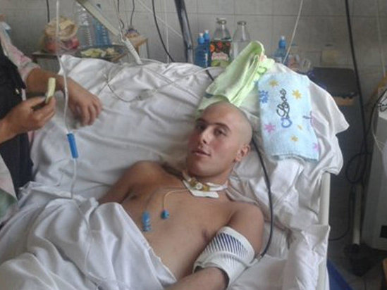 Aprel döyüşlərində yaralanan erməni əsgərin fotosu yayıldı -görün hara aparılıb