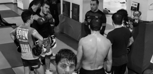 Ürəyindən bıçaqlanan bank müdirinin anası: 