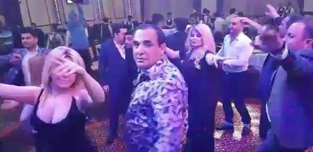 Abbasın toyunda VUR ÇATLASIN, ÇAL OYNASIN: Müğənnilər bir oynadı ki... - VİDEO