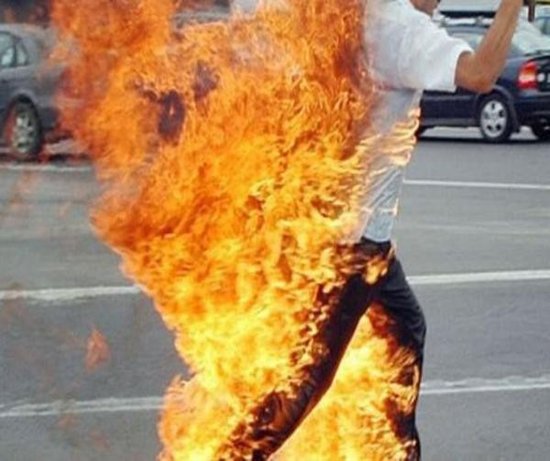 DƏHŞƏT! Azərbaycanda kişi özünü bankın qabağında yandırdı