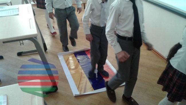 Tovuzda tarix müəllimi erməni bayrağını ayaq altına sərib, dərs keçir – FOTOLAR