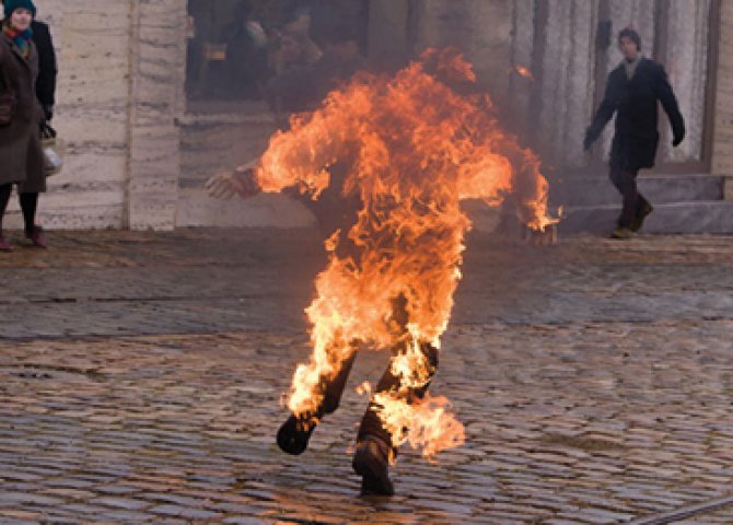 Bankın önündə özünü yandıran şəxsin FOTOSU
