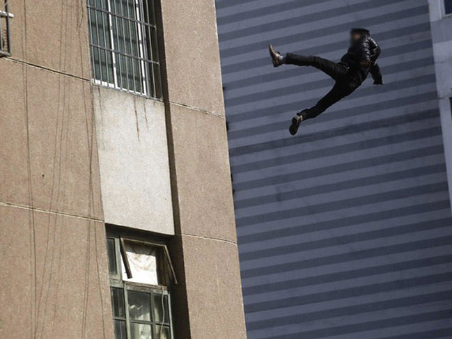 22 yaşlı oğlan özünü 5-ci mərtəbədən atdı - Azərbaycanda