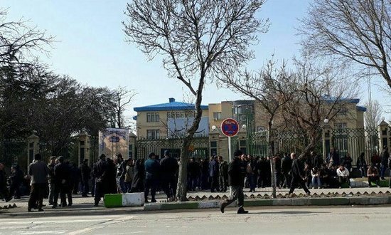 Azərbaycanlılar maaşa görə kütləvi aksiyaya başladı