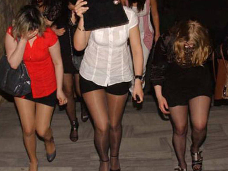 Fahişəni polis maşınından düşürüb qaçırtdılar - VİDEO