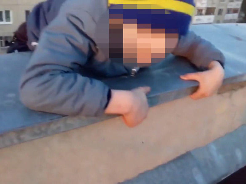 8 yaşlı oğlanın cəsarəti izləyənləri heyrətləndirir - VİDEO