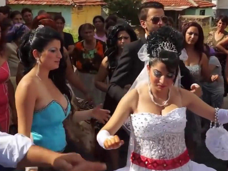 Baldız açıq-saçıq geyimi ilə gəlini kölgədə qoydu - VİDEO