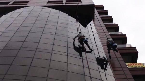 Bakıda FACİƏ: Otel pəncərəsini silən fəhlələr 7-ci mərtəbədən yıxıldı - ÖLƏN VAR