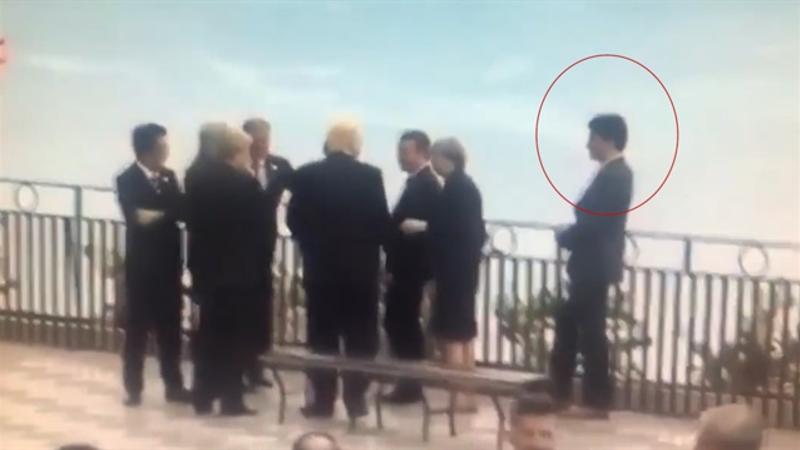 Liderlər rəngli corab geyinən baş naziri yaxına buraxmadılar – VİDEO