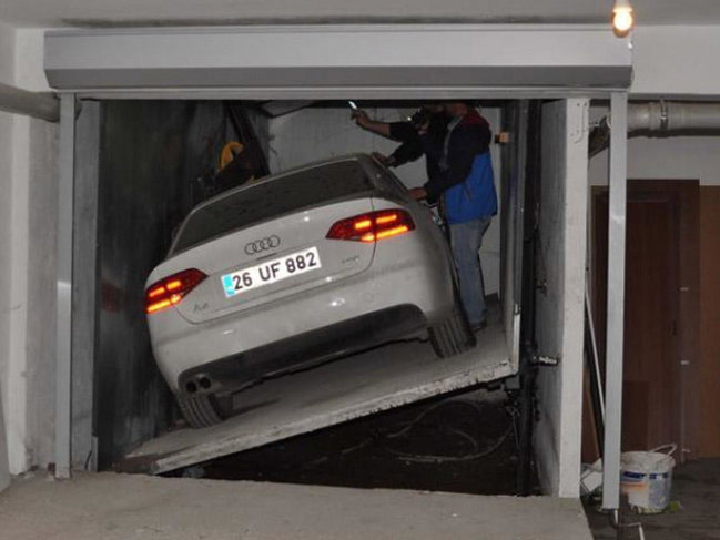 Düz 1 ildir bahalı avtomobilini oradan çıxara bilmir - FOTOLAR