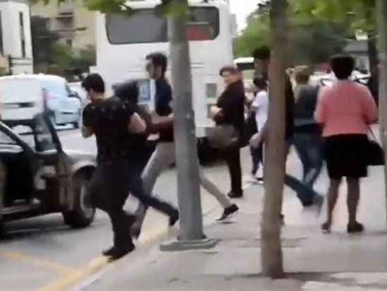 Bakıda gənci camaatın gözü qarşısında zorla maşına mindirib... - VİDEO
