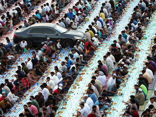 Dünya bu görüntüdən danışır! Maşın iftar süfrələrinin arasında qaldı - FOTO
