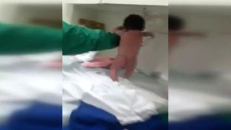 Körpə doğulan kimi yeriməyə başladı - VİDEO