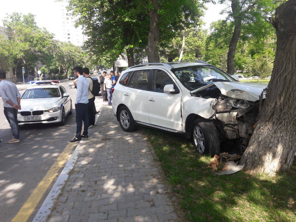 Bakıda qadın sürücü 130 minlik maşınla qəza törətdi – FOTOLAR