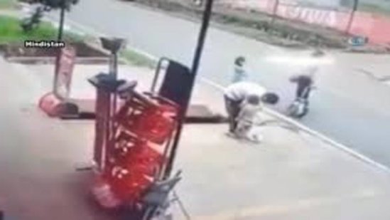 Bu xəbərə qanınız donacaq! Maşın ata-anasının gözü önündə uşağı vurub, kanala atdı - ANBAAN VİDEO