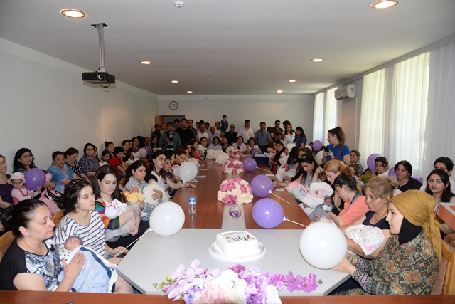 Nəsimi rayonunda yeni dünyaya gəlmiş uşaqlara doğum şəhadətnamələri verildi