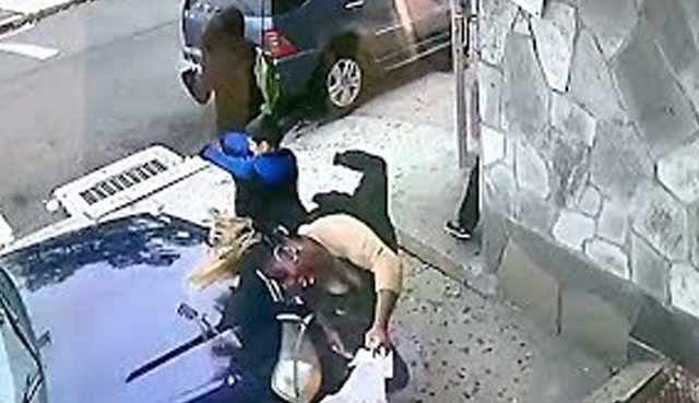 Maşın qadın və uşağı belə əzdi - Dəhşətli qəzanın görüntüləri - Video