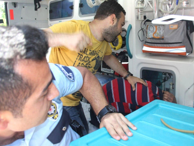 16 yaşlı gəncə cinsi əlaqə təklif edəni təcili yardımda linç etmək istədilər - VİDEO - FOTO