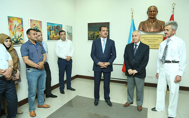 Elmar Vəliyev sərgidə iştirak edib