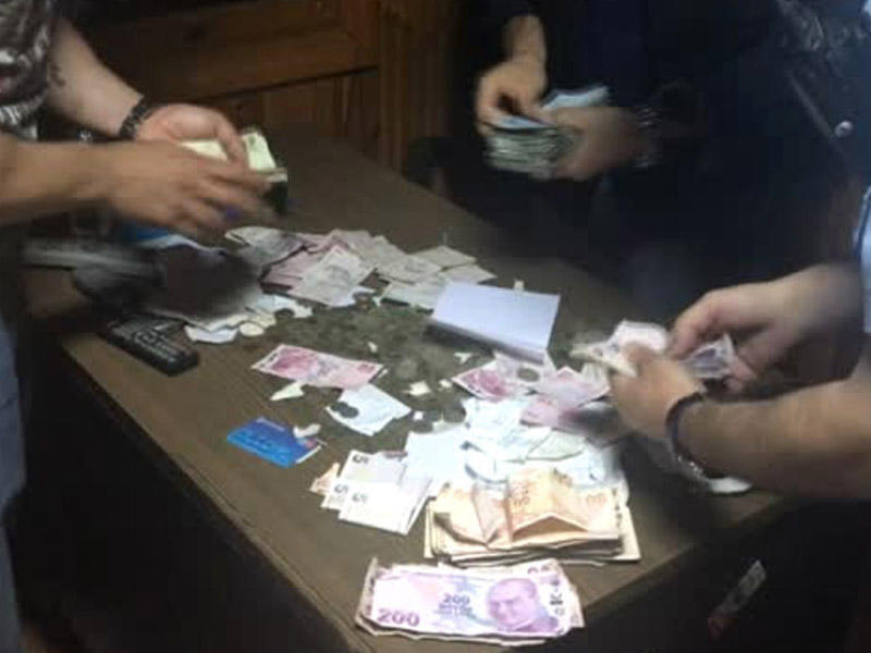 DILƏNÇININ ÜSTÜNDƏN 30 MIN ÇIXDI - 450 MINI DƏ BANKLARDADIR - VİDEO