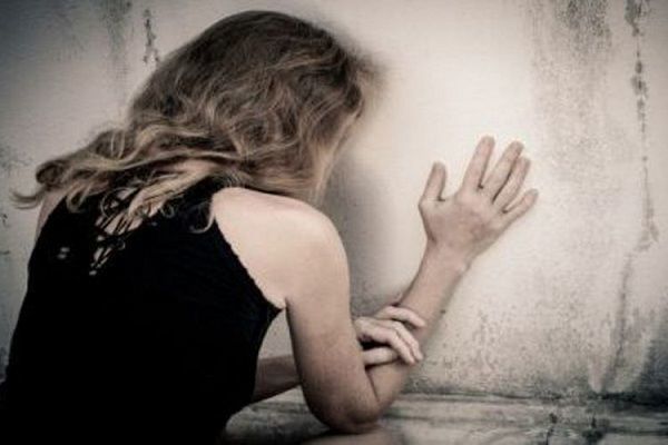 BAKIDA 18 YAŞLI QIZ ITKIN DÜŞÜB