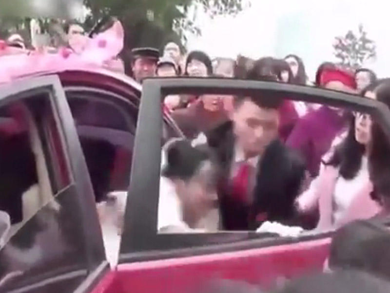 BƏY TOYDA GƏLINI BIABIR ETDI - VİDEO