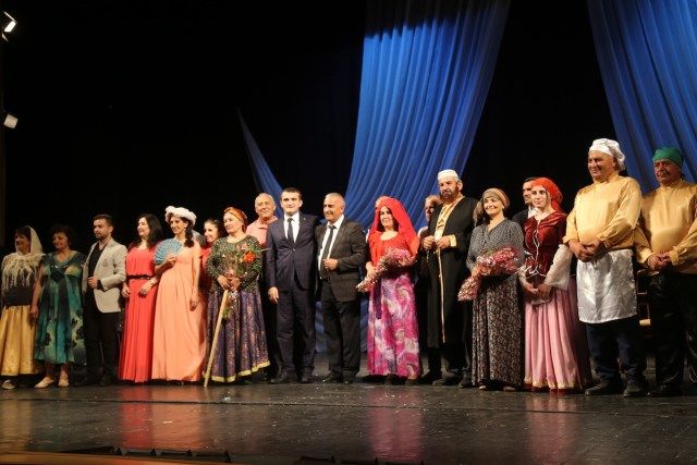 Qax Xalq Teatrı Bakıda Üzeyir Hacıbəyovun “Ər və arvad” tamaşasını nümayiş etdirib