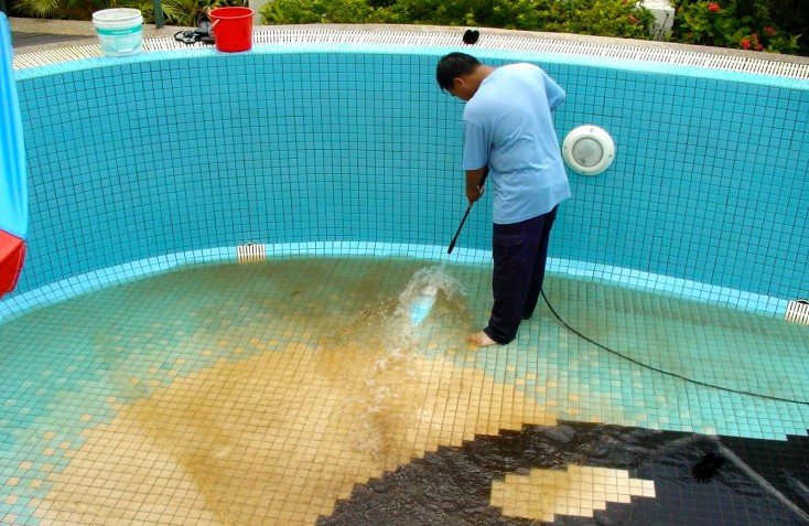 ÖLƏ BİLƏRSİNİZ: HOVUZ SUYUNA QATILAN KIMYƏVI MADDƏLƏR - ARAŞDIRMA