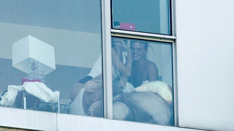 MÜSƏLMAN MILYARDERIN MODEL QIZI EVINDƏ BU VƏZIYYƏTDƏ GÖRÜNTÜLƏNDI - FOTOLAR