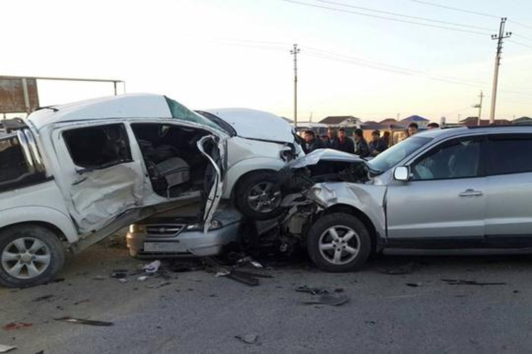 XAÇMAZDA IKI MAŞIN TOQQUŞDU — 5 YARALI