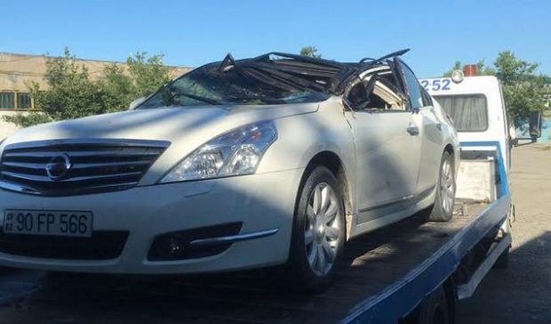 AĞAC AVTOMOBILIN ÜZƏRINƏ AŞIB, XƏSARƏT ALAN VAR – FOTO